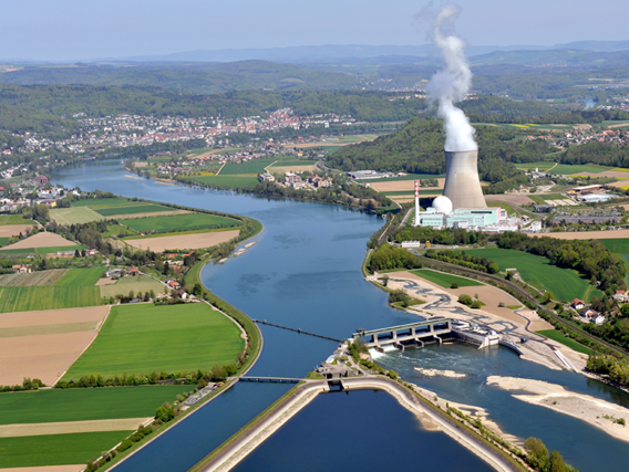 ISO 19443 Zertifizierung für Qualitätsmanagement im nuklearen Sektor Nuklearanlage umgeben von grüner Landschaft - Symbolbild für Qualitätsmanagement im nuklearen Sektor