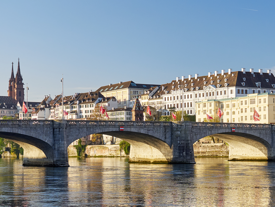 Stadtbild von Basel mit Blick auf die Brücke - Image Bild Standort