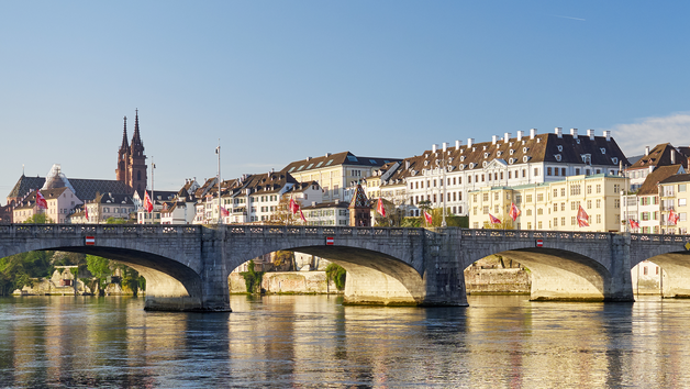 Gebäude am Fluss in Basel