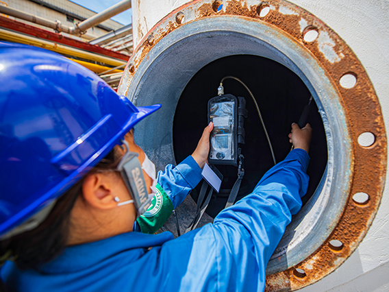 Imagebild Explosionsschutz Industriearbeiter im blauen Arbeitsanzug mit Helm am arbeiten - Imagebild Explosionsschutz