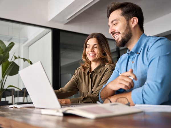 Zwei Personen sitzen vor dem Computer und besprechen etwas - Image Bild Personenzertifizierung