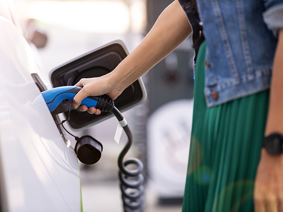 ISO 14001 in der Automobilindustrie Elektroauto an einer Ladestation - Symbolbild für die ISO 14001 in der Automobilindustrie