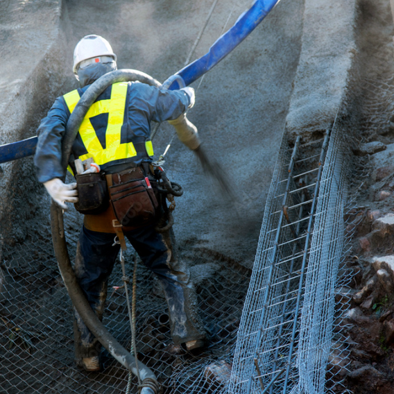 Symbolbild SCL Zertifizierung für ein besseres Arbeitsschutzbewusstsein Industriearbeiter mit Schutzkleidung bei der Arbeit - Symbolbild SCL Zertifizierung